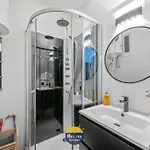 Comfortable And Centrally Located Near The Sea T143 *