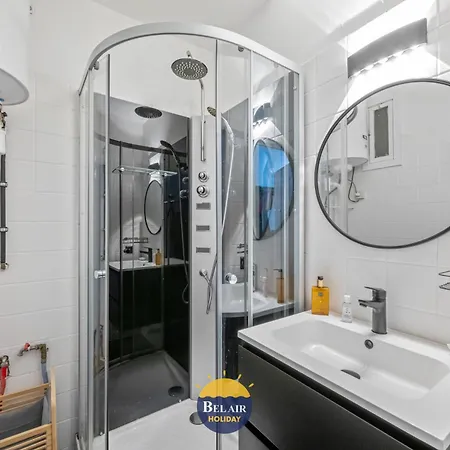 Comfortable And Centrally Located Near The Sea T143 *